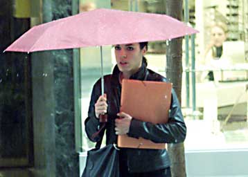 Βροχές και καταιγίδες το Σαββατοκύριακο, βελτίωση από Δευτέρα