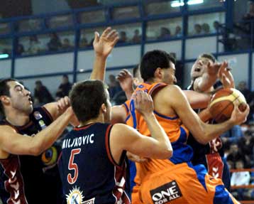 Η Ολύμπια 71-63 τον Πανιώνιο που κινδυνεύει να χάσει την τέταρτη θέση