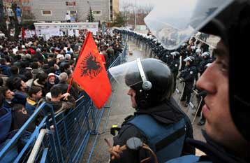 Δύο νεκροί και περίπου 70 τραυματίες στις ταραχές στο Κοσσυφοπέδιο