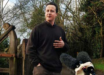 Πλήγματα στη δημοτικότητα του Τόνι Μπλερ και του ηγέτη των Τόρις Ντέιβιντ Κάμερον