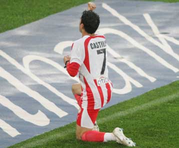 Με «φιέστα τίτλου» τίμησε ο Ολυμπιακός τα θύματα της Θύρας 7 στο 2-0 επί του Ηρακλή