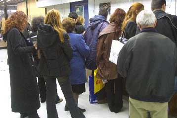 Αύξηση του ορίου των απολύσεων στο 10% προτείνει η Κομισιόν