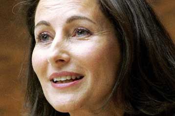 Χειροκρότημα και ειρωνίες συγκεντρώνει το προεκλογικό μανιφέστο της Ρουαγιάλ