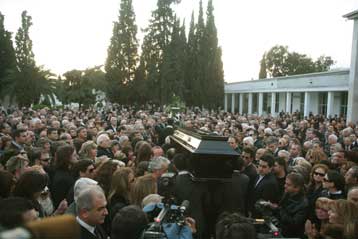 Πλήθος κόσμου συνόδευσε τον Γ.Βαρθολομαίο στην τελευταία του κατοικία