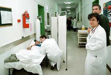 Η εικόνα με τα ράντζα συνεχίζει να κυριαρχεί στα δημόσια νοσοκομεία