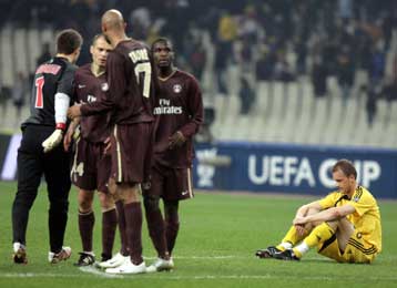 Αντιμέτωπη με τον αποκλεισμό και τα προβλήματά της η ΑΕΚ μετά το 2-0 από την Παρί ΣΖ