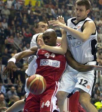 Με… τρίποντες βόμβες ο Ολυμπιακός άλωσε την «Χάλα πιονίρ»