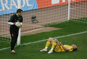 Bitter σοκολατάκια κέρασε η ΑΕΚ τους οπαδούς της που ξέσπασαν μετά το 2-0 από την ΠΣΖ