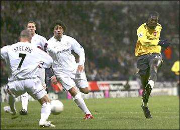 Ο Stelios είχε δοκάρι, η Αρσεναλ έχασε δύο πέναλτι αλλά τελικά πήρε την πρόκριση