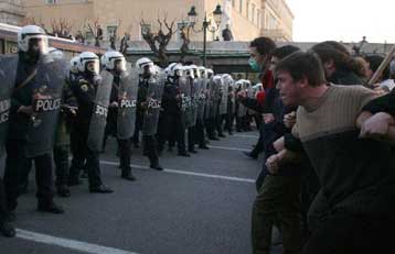 Ένταση και συμπλοκές έξω από τη Βουλή κατά το πανεκπαιδευτικό συλλαλητήριο