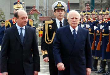 Βαλκάνια, EE και διμερείς σχέσεις στην ατζέντα της συνάντησης Παπούλια-Μπασέσκου