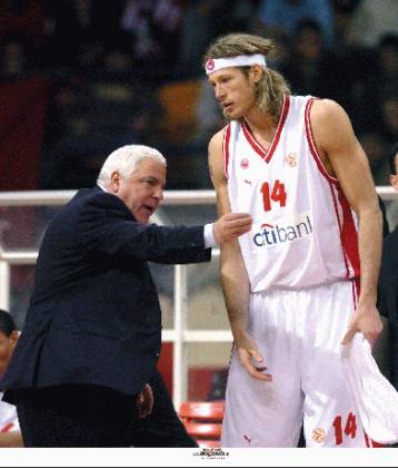 Τρίωρος αποκλεισμός για την αποστολή του Ολυμπιακού, ένα μήνα εκτός ο Στακ