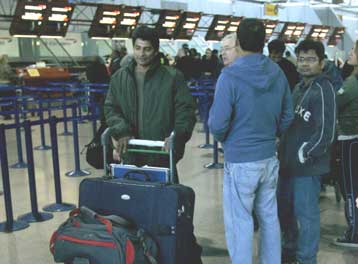 Ταλαιπωρία στο αεροδρόμιο του Λούτον λόγω πληροφορίας για τοποθέτηση βόμβας