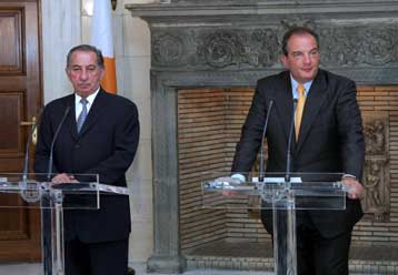 Πετρέλαιο και τουρκικές απειλές στην ατζέντα των επαφών Παπαδόπουλου-Καραμανλή