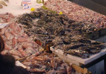 Μεγάλη ποσότητα ακατάλληλων θαλασσινών εντόπισε και το Σάββατο η Νομαρχία Πειραιά