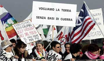 Αντιαμερικανική διαδήλωση με τη συμμετοχή χιλιάδων Ιταλών στη Βιτσέντσα