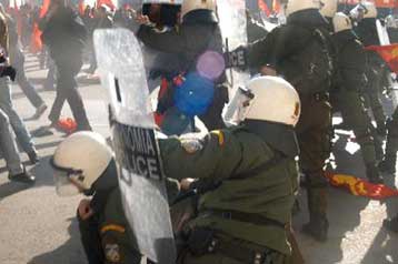 Επεισόδια μεταξύ αντιεξουσιαστών και ΜΑΤ στα Ιωάννινα