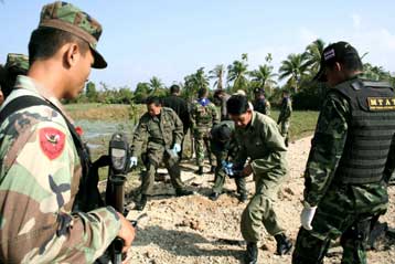 Τρεις νεκροί και τουλάχιστον 46 τραυματίες από εκρήξεις βομβών στην νότια Ταϊλάνδη
