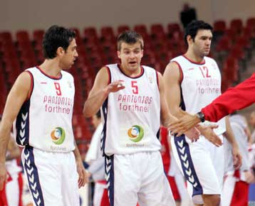 Σε νίκη επί της Σαρλερουά και ήττα της Λοκομοτίβ ελπίζει ο Πανιώνιος για να προκριθεί