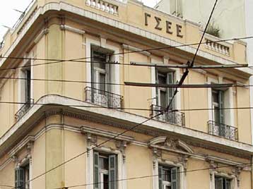 Στο στόχαστρο κουκουλοφόρων το κτίριο της ΓΣΕΕ στην οδό Πατησίων