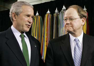 «Σε κατάσταση πολέμου» παραμένουν οι ΗΠΑ, σύμφωνα με τον Τζορτζ Μπους