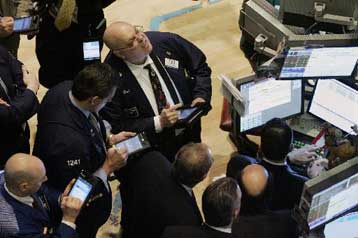 Στο κόκκινο τα ευρωπαϊκά χρηματιστήρια, θετικό πρόσημο στη Γουόλ Στριτ