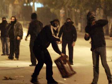 Συγκρούσεις κουκουλοφόρων – αστυνομικών τα ξημερώματα στη Θεσσαλονίκη