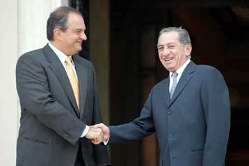 Συνομιλίες Τ.Παπαδόπουλου-Κ.Καραμανλή με φόντο τις τουρκικές προειδοποιήσεις