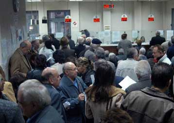 «Πονοκέφαλος» στην κυβέρνηση για τη χορήγηση του ειδικού επιδόματος των 250 ευρώ