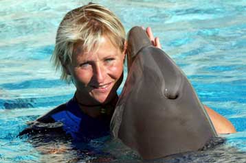 Δελφίνι στην Ιταλία μαραζώνει από πένθος για την εκπαιδεύτριά του