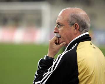 Με ψηλά το κεφάλι θέλει ο Φερέρ να φύγει η ΑΕΚ από το «Παρκ ντε Πρενς»