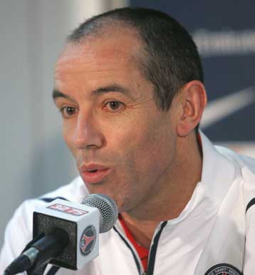 Προσοχή στην ΑΕΚ γιατί είναι επικίνδυνη, προειδοποιεί ο Λε Γκεν τους παίκτες του