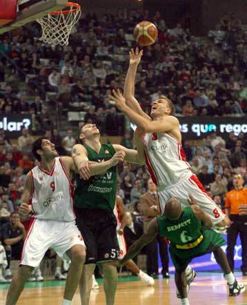 Πνίγηκε στα λάθη του ο Ολυμπιακός και έχασε από την Μπανταλόνα