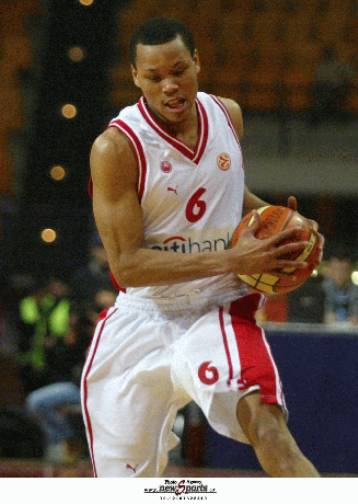 Ο Ολυμπιακός «κλώτσησε» την ευκαιρία, χάνοντας 58-56 από την Μπανταλόνα