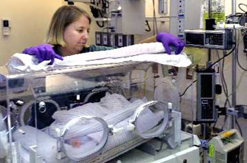 Πειραματικό εμβόλιο δίνει ελπίδες για την αντιμετώπιση ιού που χτυπά τα νεογνά