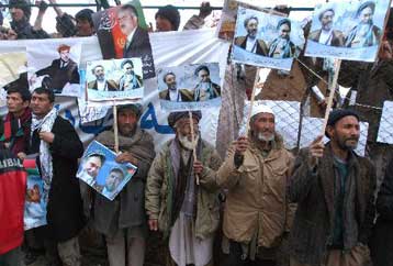 Αφγανοί πολέμαρχοι σε διαδήλωση υπέρ αμφιλεγόμενου νόμου αμνηστίας