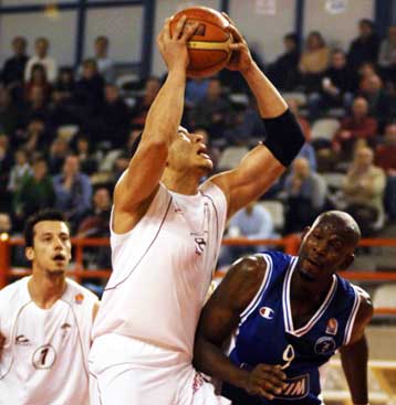 Ο Πανελλήνιος παρέμεινε εντός οκτάδας με 85-65 επί της ΑΕΛ στη Νεάπολη