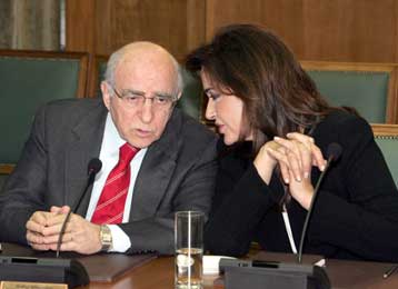 Κορυφαία στελέχη πολιορκούν τον Κ.Καραμανλή για πρόωρη προσφυγή στις κάλπες