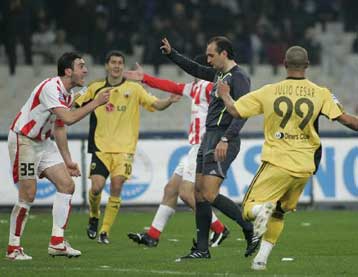 Ποινή τεσσάρων αγωνιστικών στον Μπριάκο για τη διαιτησία του στο ΑΕΚ-Ολυμπιακός