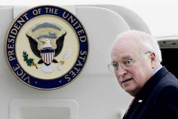 Επίθεση των Αφγανών ανταρτών στην αεροπορική βάση Μπαγκράμ με στόχο τον Ντικ Τσένι