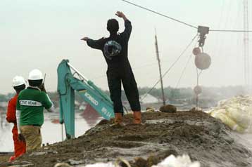 Με τσιμεντένιες μπάλες επιχειρούν να σφραγίσουν το ηφαίστειο λάσπης στην Ιάβα