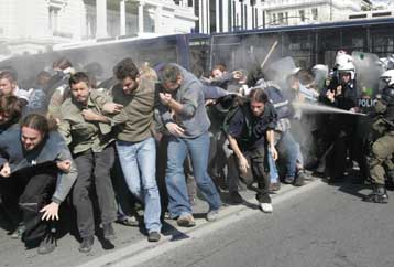 Αγωγή από εκπαιδευτικούς και φοιτητές για τη χρήση των δακρυγόνων