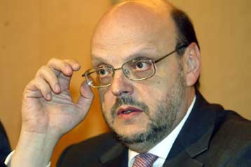 Το ΠΑΣΟΚ αντιγράφει τη ΝΔ, απαντά η κυβέρνηση στον Γ.Παπανδρέου