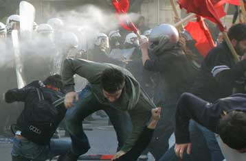 Την αστυνομική βία κατά των διαδηλωτών καταγγέλλουν φοιτητές και εκπαιδευτικοί