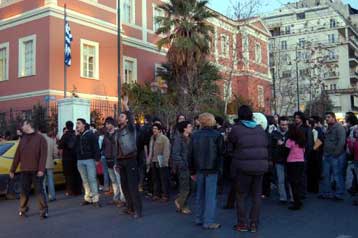 Συμπλοκές μεταξύ φοιτητών εντός και εκτός του κτιρίου της Νομικής