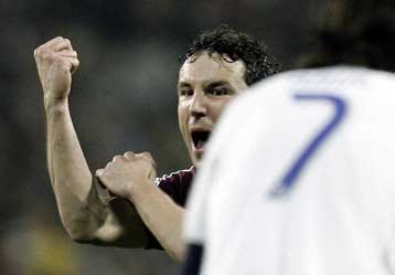 Πρόστιμο στον Φαν Μπόμελ για τις άσεμνες χειρονομίες στους οπαδούς της Ρεάλ