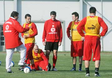 Διψάμε για νίκη επί του Παναθηναϊκού, λέει ο Λεμονής – Κοσμοπλημμύρα στου Ρέντη