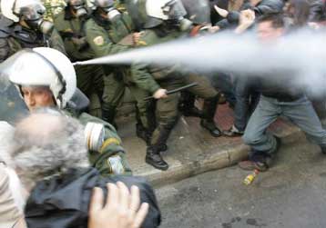 Αντιδράσεις για τον πυροβολισμό στον αέρα από ειδικό φρουρό κατά το συλλαλητήριο