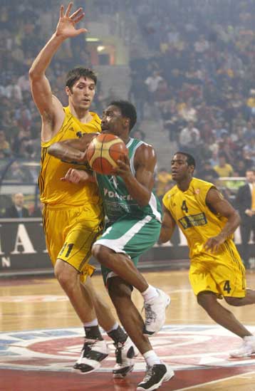 Στο παρά ένα ο Αρης έχασε τη νίκη από την Μπενετόν και ηττήθηκε 80-79