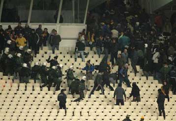 Αναγνωρίστηκαν από τα βίντεο οκτώ ταραξίες οπαδοί της ΑΕΚ και του Παναθηναϊκού